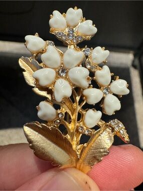Gold-Tone White Flower Cluster Brooch with Crystal Accents